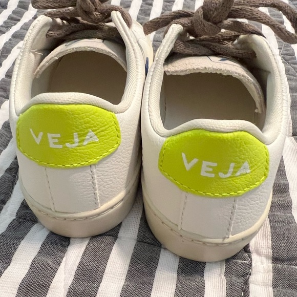 Toddler Veja Sneakers. - Picture 3 of 4